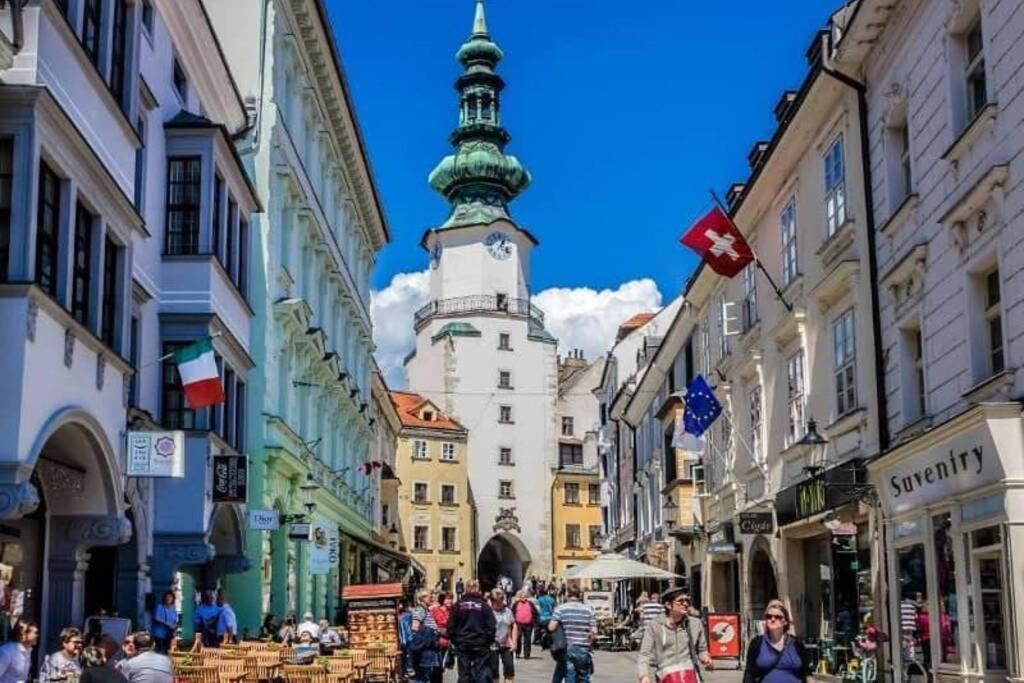 Queen Flat In Old Town With Castle View Pozsony Kültér fotó